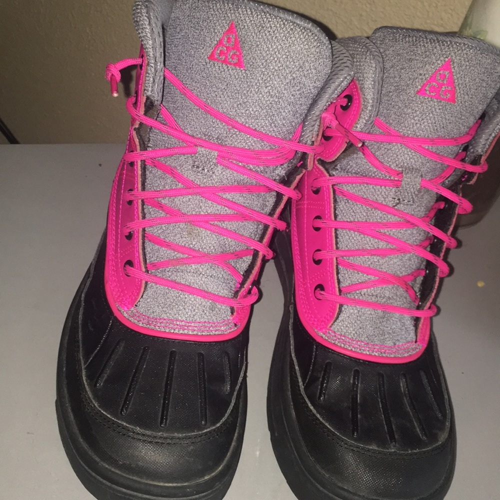 Barely worn ACG boots! Great winter time boots!